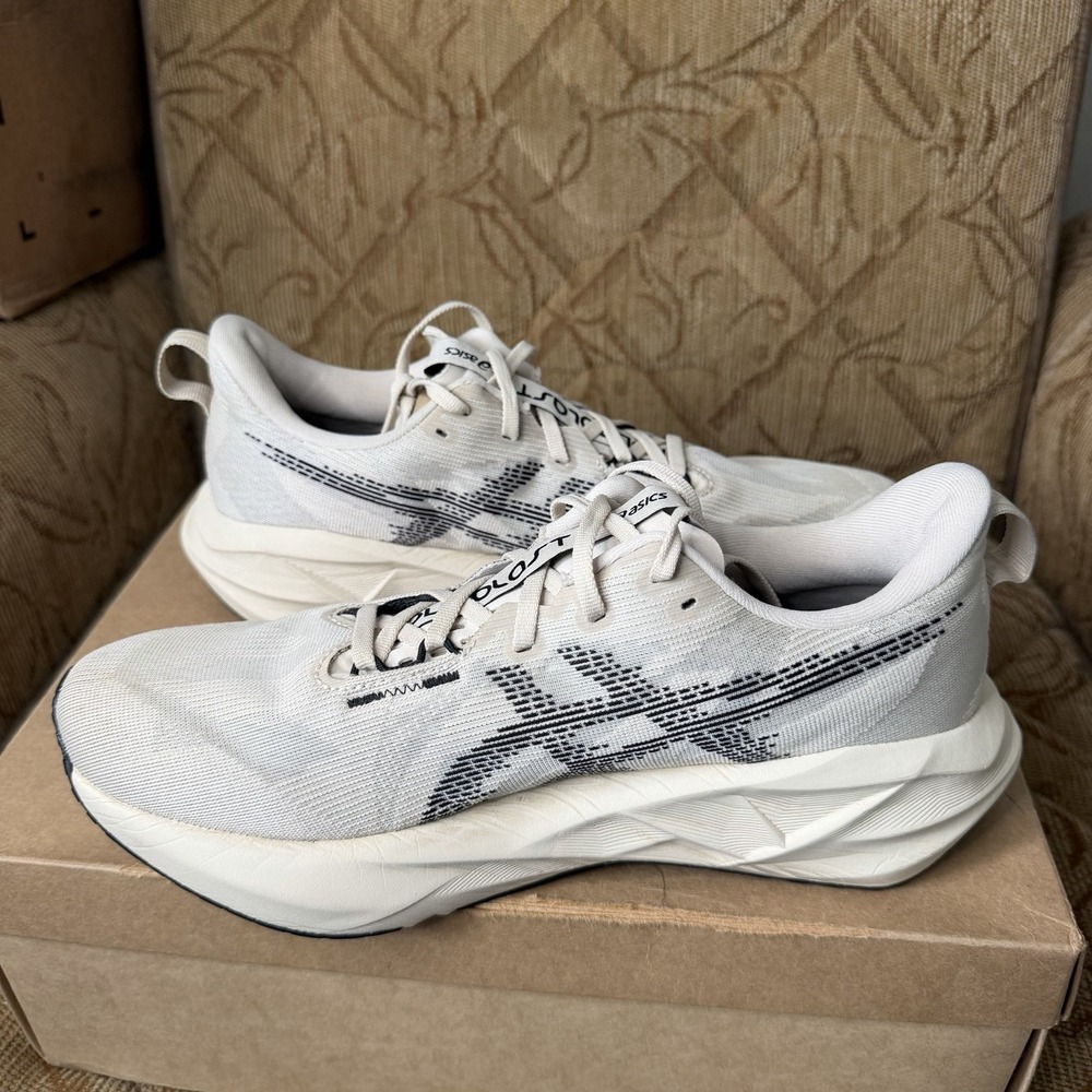 ASICS Novablast 5 Oatmeal Black 1011B794 Men's Size 9 Road Running Shoes Nice! - Picture 4 of 10